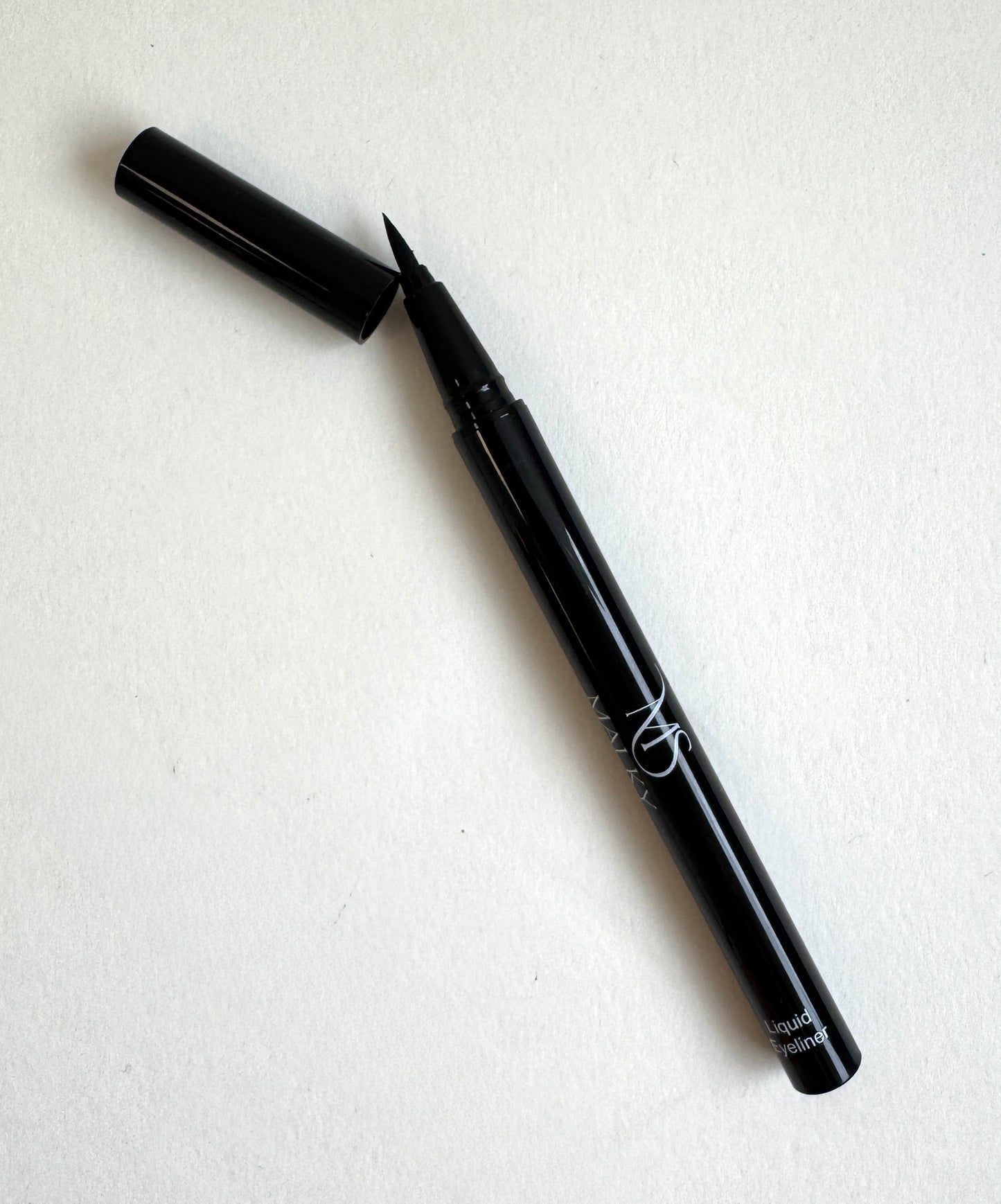 The velvet wing- eyeliner marker