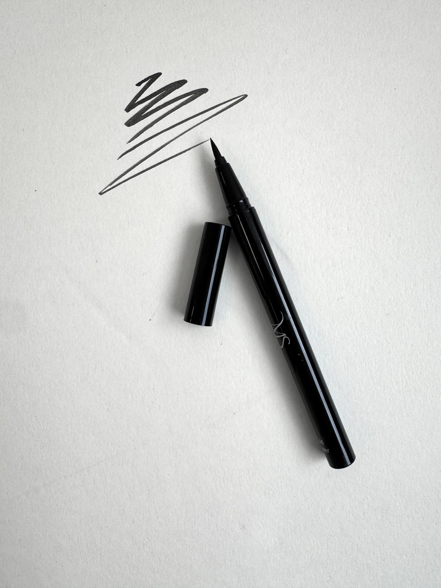 The velvet wing- eyeliner marker