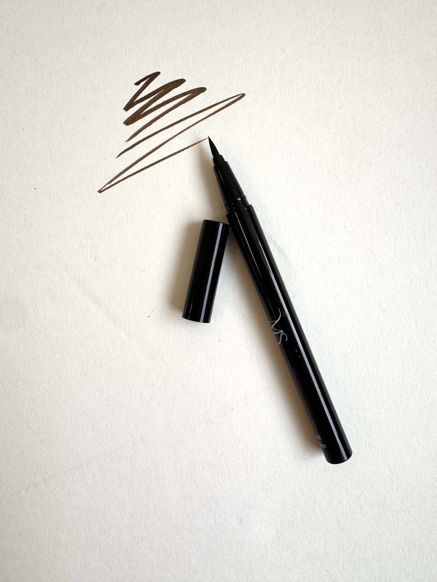 The velvet wing- eyeliner marker